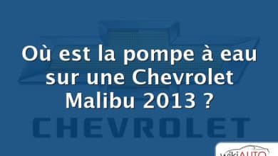 Où est la pompe à eau sur une Chevrolet Malibu 2013 ?